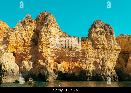 LAGOS, PORTUGAL - 28. AUGUST 2017: Felsen, Klippen und Meer Landschaft an der Küste der Bucht von Lagos in der Algarve, Portugal Stockfoto