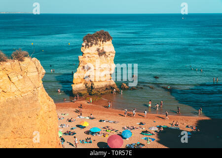 LAGOS, PORTUGAL - 28. AUGUST 2017: Touristen Spaß im Wasser, Entspannen und Sonnenbaden in Lagos Stadt am Strand am Meer von Portugal Stockfoto