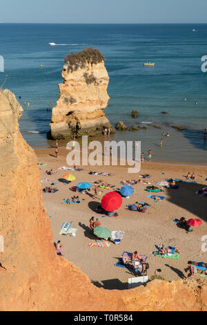 LAGOS, PORTUGAL - 28. AUGUST 2017: Touristen Spaß im Wasser, Entspannen und Sonnenbaden in Lagos Stadt am Strand am Meer von Portugal Stockfoto