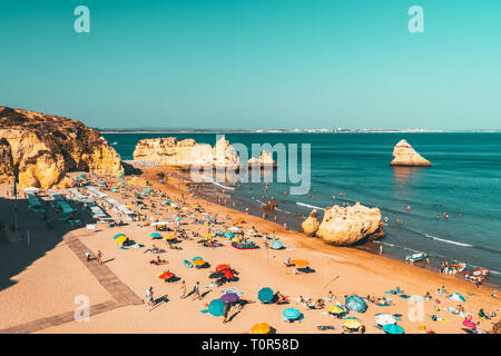 LAGOS, PORTUGAL - 28. AUGUST 2017: Touristen Spaß im Wasser, Entspannen und Sonnenbaden in Lagos Stadt am Strand am Meer von Portugal Stockfoto