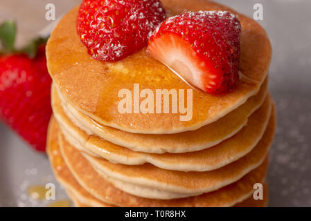 Stapel Pfannkuchen mit Erdbeeren Stockfoto