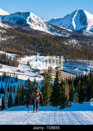 Alpine Touring Skifahrer an Monarch Mountain Ski & Snowboard Resort enthäuten den Berg hinauf; Continental Divide in Colorado, USA Stockfoto