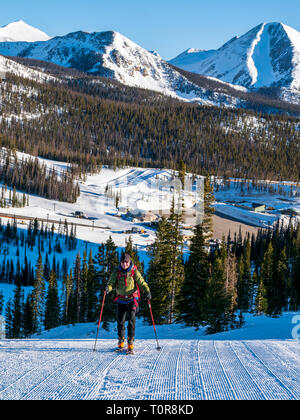 Alpine Touring Skifahrer an Monarch Mountain Ski & Snowboard Resort enthäuten den Berg hinauf; Continental Divide in Colorado, USA Stockfoto