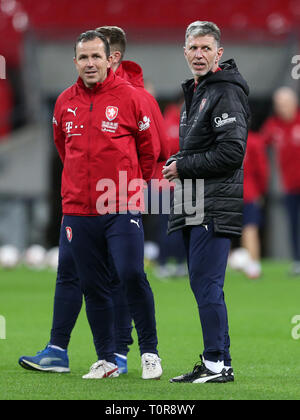 Tschechische Republik manager Jaroslav Silhavy (rechts) während des Trainings im Wembley Stadion, London. Stockfoto