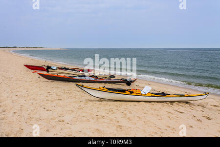 Unterschiedlich lange Entfernung Meer Kajaks am Strand der Nordsee auf der Insel Sylt. In List auf Sylt, Schleswig-Holstein, Deutschland. Nord Europa Stockfoto