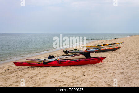 Unterschiedlich lange Entfernung Meer Kajaks am Strand der Nordsee auf der Insel Sylt. In List auf Sylt, Schleswig-Holstein, Deutschland. Nord Europa. Stockfoto