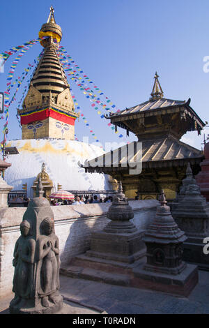 Swayambhunath oder Monkey Tempel ist eine uralte religiöse Architektur auf einem Hügel im Tal von Katmandu mit einem klaren blauen Himmel von Swayambhu, westlich von Stockfoto