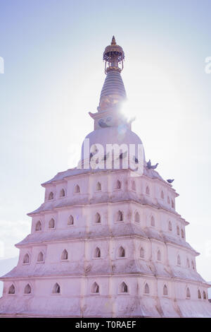 Swayambhunath oder Monkey Tempel ist eine uralte religiöse Architektur auf einem Hügel im Tal von Katmandu mit einem klaren blauen Himmel von Swayambhu, westlich von Stockfoto