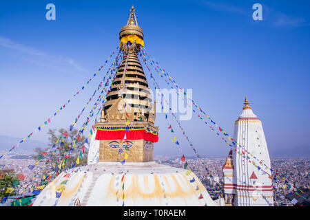 Swayambhunath oder Monkey Tempel ist eine uralte religiöse Architektur auf einem Hügel im Tal von Katmandu mit einem klaren blauen Himmel von Swayambhu, westlich von Stockfoto