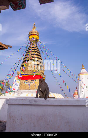 Swayambhunath oder Monkey Tempel ist eine uralte religiöse Architektur auf einem Hügel im Tal von Katmandu mit einem klaren blauen Himmel von Swayambhu, westlich von Stockfoto