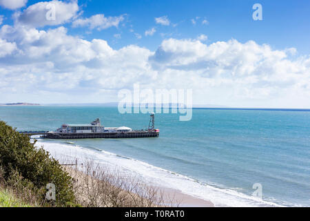 Anzeigen von Bournemouth Pier von der Klippe auf einem hellen Morgen im März 2019. Dorset, England, Großbritannien Stockfoto