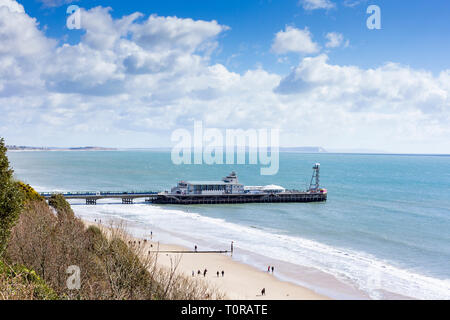 Anzeigen von Bournemouth Pier von der Klippe auf einem hellen Morgen im März 2019. Dorset, England, Großbritannien Stockfoto