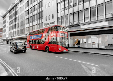 Ein London Black Taxi fährt an einem Doppeldeckerbus der Nummer 11 in London auf der Kings Road vorbei, vor dem Peter Jones Kaufhaus in Sloane Square, London, Großbritannien Stockfoto