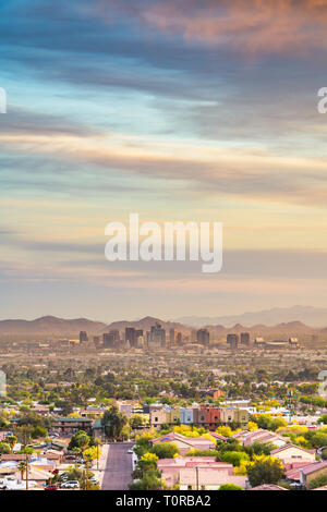 Phoenix, Arizona, USA downtown Stadtbild in der Abenddämmerung. Stockfoto