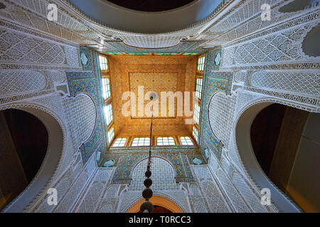 Innere Innenhof mit Springbrunnen mit Berber Mocarabe Wabe Arbeit putz Dekorationen und Berber design Fliesen Der mauseleum von Moulay um Ibn Sharif Stockfoto