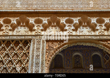 Arabesque Mudjar Verputz des 12. Jahrhunderts Patio de las Muñecas (Innenhof der Puppen). Alcazar von Sevilla, Sevilla, Spanien Stockfoto