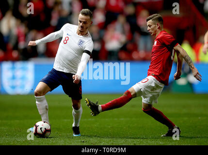 Der Engländer James Maddison (links) und Polens Sebastian Szymanski (rechts) Kampf um den Ball während der internationalen Freundschaftsspiel in Ashton Gate, Bristol. Stockfoto