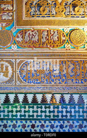 Arabesque Mudjar Stuck und Kacheln des Alcazar von Sevilla, Sevilla, Spanien Stockfoto