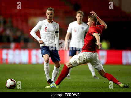 Der Engländer James Maddison (links) und Polen Jakub Piotrowski (rechts) Kampf um den Ball während der internationalen Freundschaftsspiel in Ashton Gate, Bristol. Stockfoto