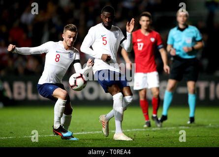 Der Engländer James Maddison (links) in Aktion neben Team-mate Fikayo Tomori während der internationalen Freundschaftsspiel in Ashton Gate, Bristol. Stockfoto