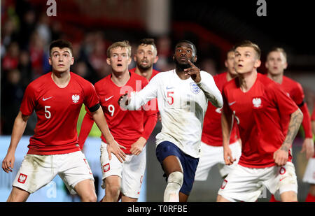 England's Fikayo Tomori (Mitte) und Polen Karol Fila (in Aktion links) während der internationalen Freundschaftsspiel in Ashton Gate, Bristol. Stockfoto