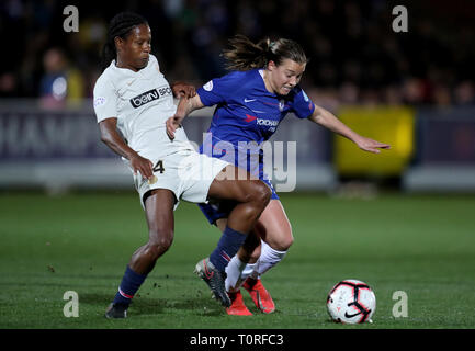 Chelsea's Frauen Fran Kirby in Aktion mit Paris Saint-Germain Frauen Irene Paredes während der Champions League in der UEFA-Finale Hinspiel match Im Cherry Red Records Stadium, London. Stockfoto