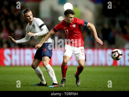 Der Engländer James Maddison (links) und Polen Bartosz Kapustka (rechts) Kampf um den Ball während der internationalen Freundschaftsspiel in Ashton Gate, Bristol. Stockfoto