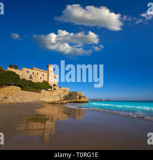 Cala La Jovera Strand unter Tamarit Schloss in Tarragona in Katalonien Stockfoto