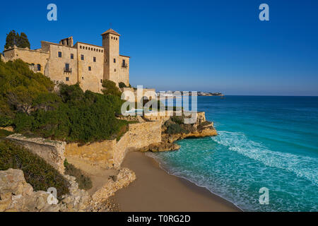 Cala La Jovera Strand unter Tamarit Schloss in Tarragona in Katalonien Stockfoto