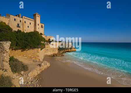 Cala La Jovera Strand unter Tamarit Schloss in Tarragona in Katalonien Stockfoto