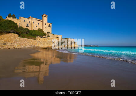 Cala La Jovera Strand unter Tamarit Schloss in Tarragona in Katalonien Stockfoto