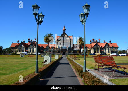 Vorderansicht des Fachwerkhaus Rotorua Museum, zuvor das Badehaus, von den Government Gardens, Rotorua, Neuseeland Stockfoto