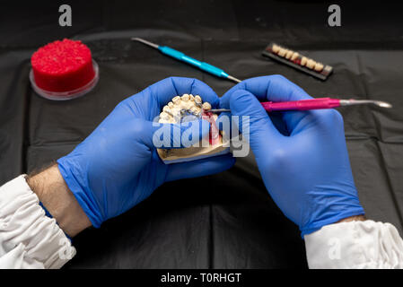 Zahntechniker oder Zahnarzt arbeiten mit Zahnprothesen in seinem Labor Stockfoto