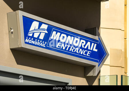 LAS VEGAS, Nevada, USA - Februar 2019: Zeichen zeigt den Besuchern den Weg zu einer Monorail Station am Las Vegas Boulevard, die auch als "Flaniermeile" bekannt Stockfoto