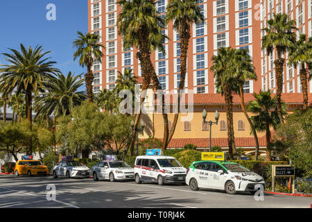 LAS VEGAS, Nevada, USA - Februar 2019: Taxis aufgereiht vor dem Treasure Island Hotel in Las Vegas. Stockfoto