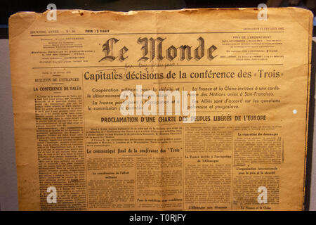 Die Tageszeitung Le Monde vom 14. Februar 1945 Nach der Konferenz von Jalta, im Mémorial de Caen (Caen Memorial), Normandie, Frankreich. Stockfoto