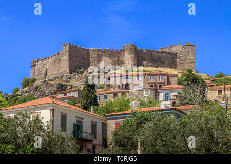 MOLYVOS, Lesbos, Griechenland Panoramablick auf Molyvos Dorf mit seiner mittelalterlichen Burg. Stockfoto