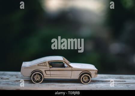Ein Ford Mustang an einem Oldtimer Stockfoto
