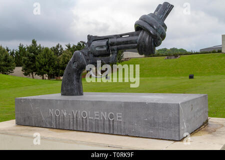 "Gewaltlosigkeit bronze Die verknotete Pistole" von Fredrik Reutersward außerhalb des Mémorial de Caen (Caen Memorial), Normandie, Frankreich. Stockfoto