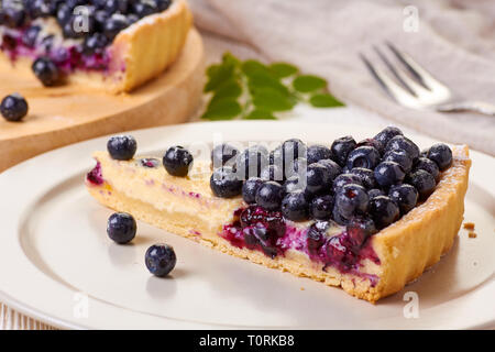 Stück von custard Tart mit Blaubeeren dish Stockfoto