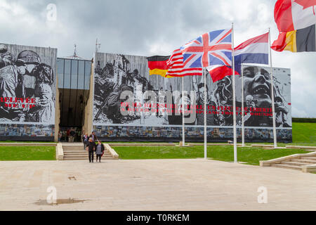 Flags flying außerhalb des Mémorial de Caen (Caen Memorial), Normandie, Frankreich. Stockfoto