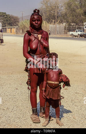 Himba Frau mit ihrem Sohn in der Nähe der Epupa Falls in Namibia Stockfoto