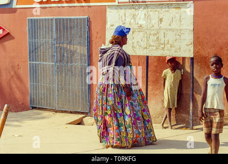 Eine Frau der Herero Ethnizität mit dem traditionellen Kleid in die Stadt von Opuwo in Namibia Stockfoto