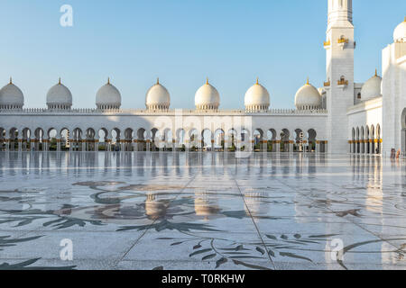 Fassade der arabischen Moschee mit den süßen Licht des Sonnenuntergangs. UAE. Abu Dhabi. Stockfoto