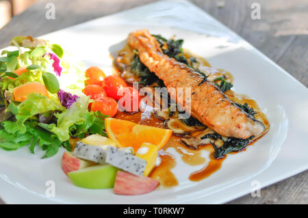 Gegrillter Lachs, Lachs Steak mit Gemüse und Obst Stockfoto