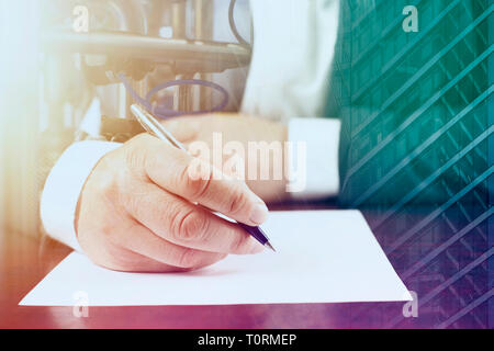 Nahaufnahme von Geschäftsmann am Tisch sitzen und das Signieren von Dokumenten Stockfoto