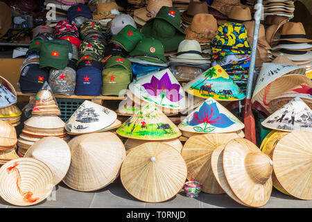 Auswahl an vietnamesischen Hüte für den Verkauf als Touristen Souvenirs, Hoi An Street Market, Vietnam, Asien Stockfoto