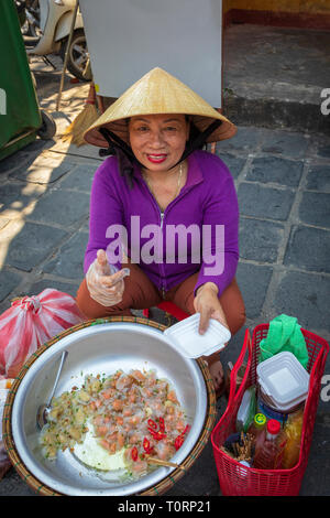 Frau verkaufen Reis Paper von Fisch und Huhn von einer Straße Küche, Hoi An, Vietnam, Asien Stockfoto