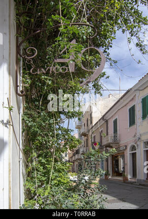 ISOLA LA MADDALENA, Sardinien, Italien - 7. MÄRZ 2019: Details in den Hafen zurück Straße an einem sonnigen Tag am 7. März 2019 in La Maddalena, Sardinien, Ita Stockfoto