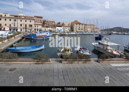 ISOLA LA MADDALENA, Sardinien, Italien - 7. MÄRZ 2019: angelegte Boote im Hafen zurück Straße an einem sonnigen Tag am 7. März 2019 in La Maddalena, Sardinien Stockfoto